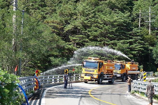 2025년 9월10일 강원도 강릉 왕산면 오봉저수지에 군용 물탱크차들이 물을 뿌리고 있다. 김양진 기자