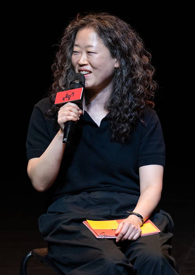 2025년 9월13일 서울 종로구 대학로 예술극장 소극장에서 열린 ‘문학주간 2025’ 개막 행사 ‘아무도 아닌, 누군가에게’에서 소설가 황정은이 낭독 뒤 이야기하고 있다. 한국문화예술위원회 제공