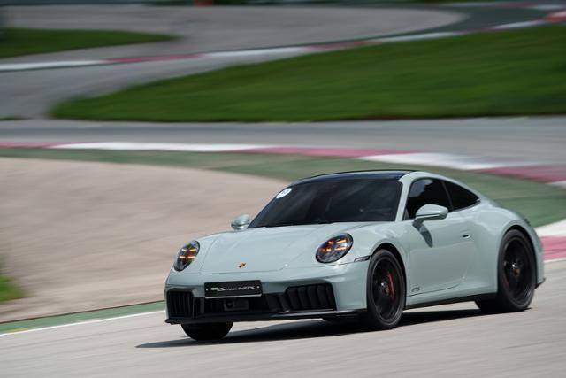 포르쉐의 신형 911이 강원 인제군에 위치한 인제스피디움에서 주행하고 있다. 포르쉐코리아 제공