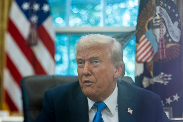 도널드 트럼프 미국 대통령이 19일 워싱턴 백악관 오벌 오피스에서 취재진과 질의응답을 하고 있다. 워싱턴=AP 연합뉴스