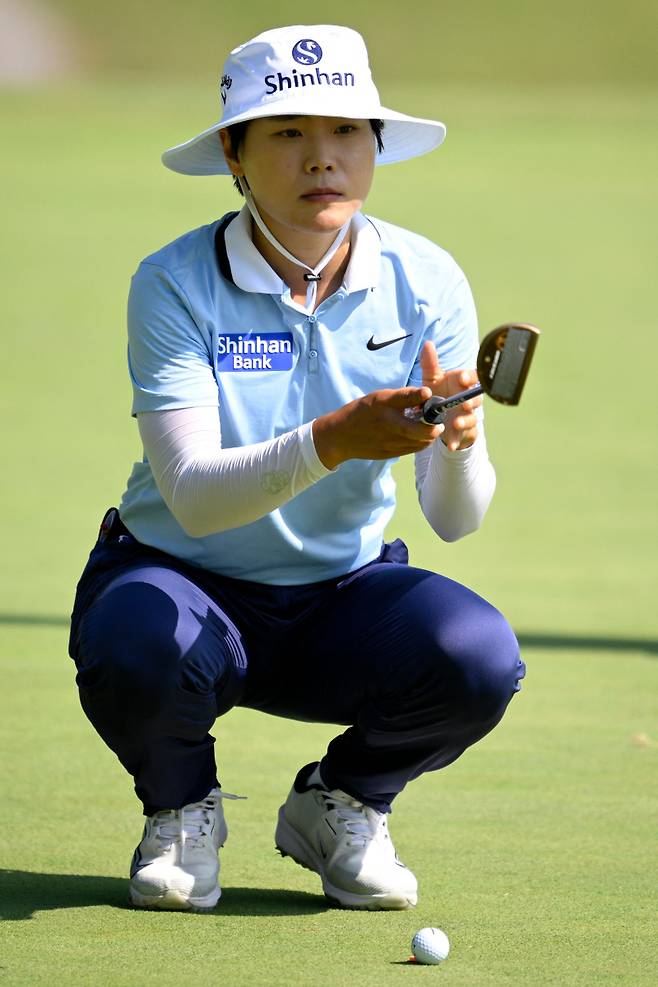 <yonhap photo-0988=""> ROGERS, ARKANSAS - SEPTEMBER 19: Somi Lee of South Korea lines up her putt on the 14th hole during the first round of the Walmart NW Arkansas Championship presented by P&G at Pinnacle Country Club on September 19, 2025 in Rogers, Arkansas. Orlando Ramirez/Getty Images/AFP (Photo by Orlando Ramirez / GETTY IMAGES NORTH AMERICA / Getty Images via AFP)/2025-09-20 05:14:05/ <저작권자 ⓒ 1980-2025 ㈜연합뉴스. 무단 전재 재배포 금지, AI 학습 및 활용 금지></yonhap>