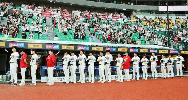 20일 인천 두산전에 앞서 더그아웃 앞에 도열한 SSG 선수단. SSG 제공