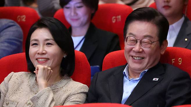 부산국제영화제 찾은 이재명 대통령 부부