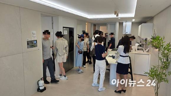 19일 경기 광명시 철산동 '철산역 자이' 견본주택에 마련된 전용 49㎡ 평형 거실. [사진=이수현 기자]