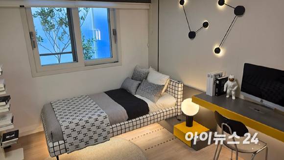 19일 경기 광명시 철산동 '철산역 자이' 견본주택에 마련된 전용 84㎡A 평형 침실. [사진=이수현 기자]
