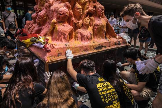 지난 2020년 6월 4일 홍콩대 학생들이 1989년 베이징 천안문 사태 희생자들을 추모하기 위한 기념물인 '수치의 기둥'을 청소하고 있다. 홍콩대는 이듬해 12월 동상을 기습 철거했다. AFP=연합뉴스