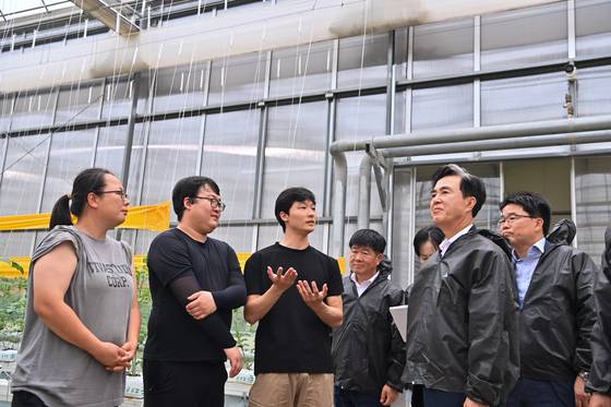 김태흠 충남지사가 지난 16일 당진시 석문면 스마트 사관학교를 찾아 청년농과 대화하고 있다. 사진 충남도. 사진 충남도