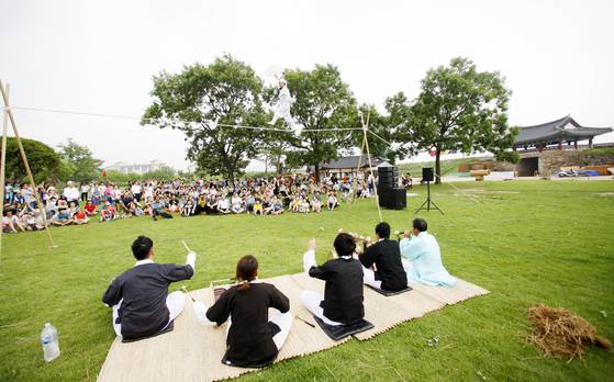 충남 서산 해미읍성에서 열린 축제 현장에서 연주자들이 전통공연을 진행하고 있다. 서산 9경 가운데 한 곳인 해미읍성은 천주교 성지로도 잘 알려져 있다. [사진 서산시]