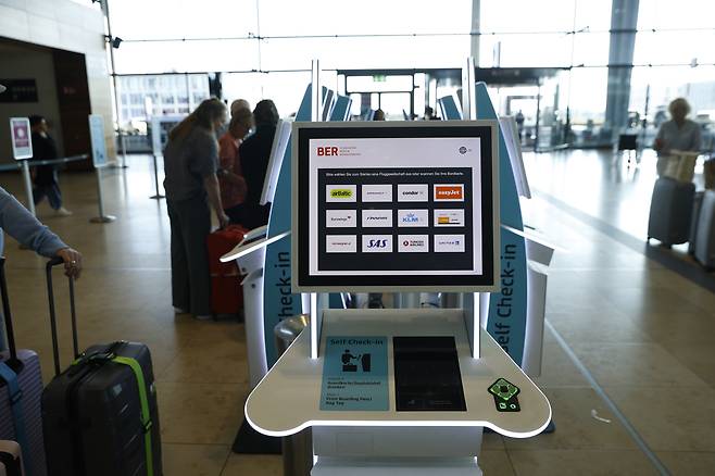 체크인·탑승 시스템 서비스 제공업체에 대한 사이버 공격으로 인한 지연 사태가 발생한 가운데 지난 20일(현지시간) 독일 베를린의 베를린국제공항에서 이용객이 대기하고 있다. AP=연합뉴스