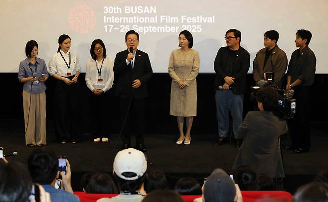 이재명 대통령과 김혜경 여사가 20일 부산 영화의 전당에서 부산국제영화제 공식상영작을 관람한 뒤 무대에서 발언하고 있다. 연합뉴스