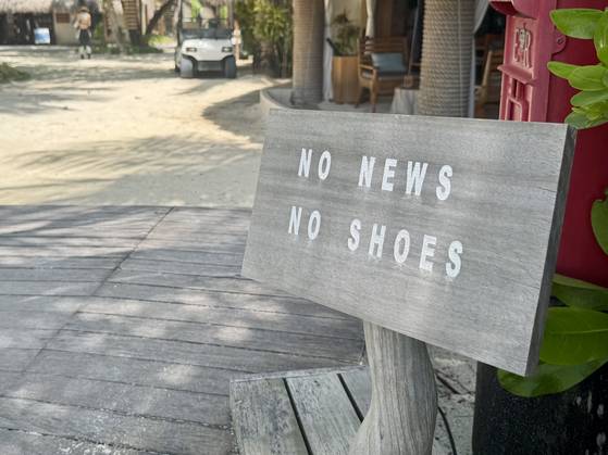 몰디브의 리조트인 콘스탄스 무푸시 선착장에 들어서면 만나는 안내판에는 '노 뉴스, 노 슈즈'가 써져 있다. 모든 걸 잊고 자연으로 들어가 자유를 느끼자는 초대장이다. 김홍준 기자