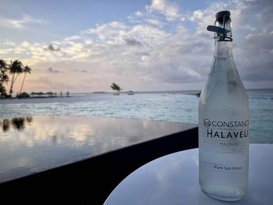 몰디브의 콘스탄스 할라벨리 리조트에서 맞이한 여명. 오른쪽의 물병은 할라벨리에서 자체적으로 만들었다. 그 물병에 든 물도 바닷물을 끌어와 담수화 시킨 뒤 고객들에게 식수로 제공하고 있다. 자연에 대한 책임감(responsibility)과 지속성(sustainability)을 위한 일환이다. 김홍준 기자