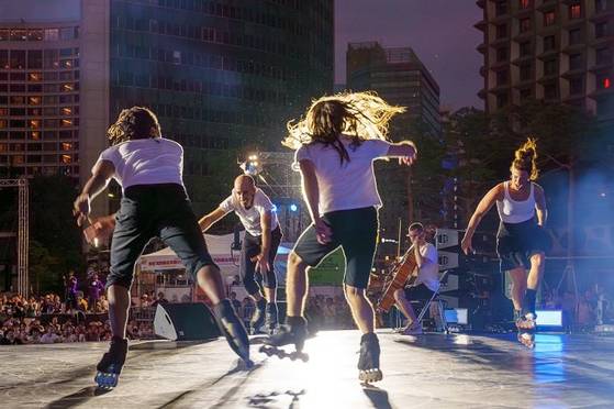 서울어텀페스타의 주요 프로그램 중 하나인 서울거리예술축제. 올해는 10월 6~8일 청계광장부터 청계 9가까지 5.2㎞ 구간을 따라 걸으며 공연을 즐기는 ‘아트레킹’으로 꾸며진다. [사진 서울문화재단]