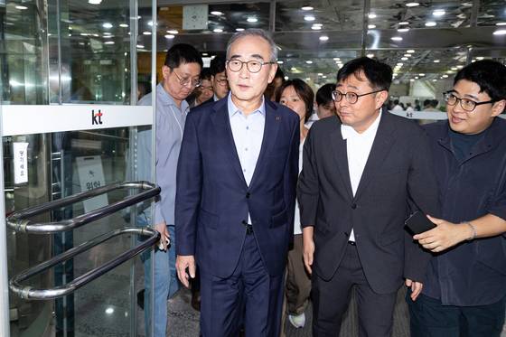 국회 과학기술정보방송통신위원회 소속 의원들이 19일 해킹 사태가 발생한 서울 서초구 소재 KT연구개발본부를 찾아 현장 조사를 벌였다. 이날 김영섭 KT 대표이사(왼쪽)가 의원들과 함께 현장을 방문한 뒤 이동하고 있다. 국회는 오는 24일 해킹 사고 청문회를 개최할 예정이다. [뉴스1]