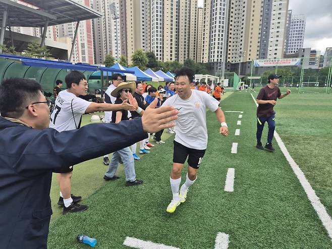 20일 하남종합운동장 보조경기장에서 열린 제51회 서울지역 축구대회박진호 중앙일보 기자가 더벨과의 경기에서 선제골을 넣은 뒤 세리머니를 하고 있다. /김성후 선임기자