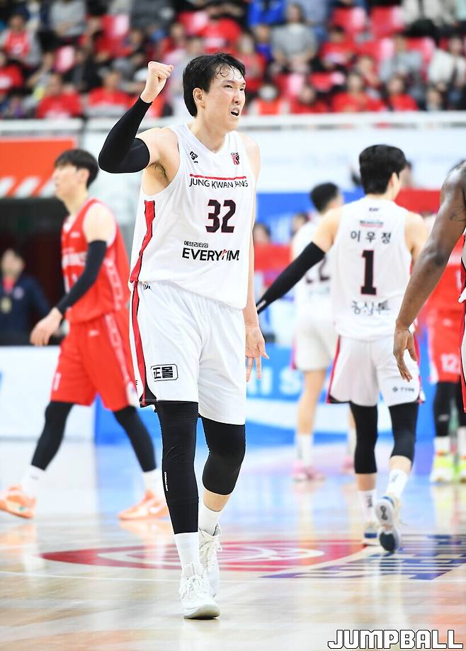 Lee Jong-hyun in action