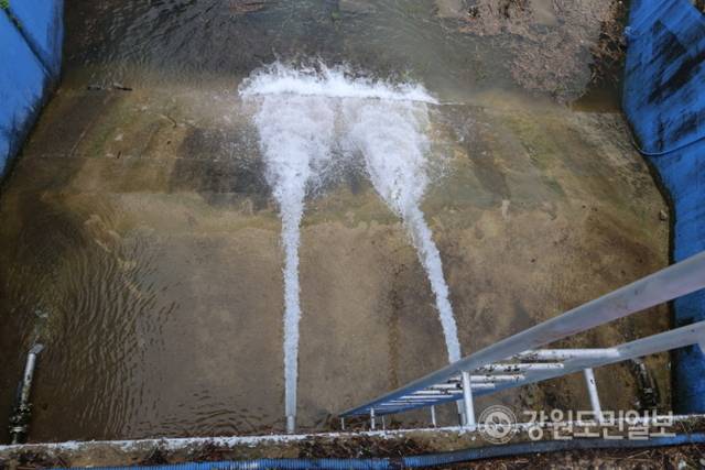 ▲ 20일 평창 도암댐 도수관로 비상 방류가 시작됐다. 강릉시 성산면 한국수력원자력 강릉수력발전소 방류구에서 방류수가 나오고 있다. 황선우 기자