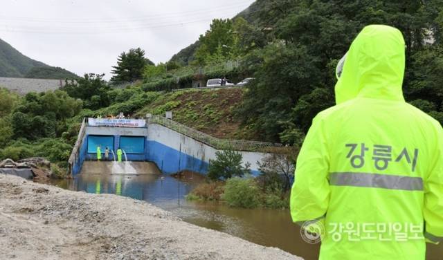 ▲ 20일 오후 1시쯤 평창 도암댐 도수관로 비상 방류가 시작됐다. 강릉시 성산면 한국수력원자력 강릉수력발전소 방류구에서 방류수가 나오고 있다. 황선우 기자