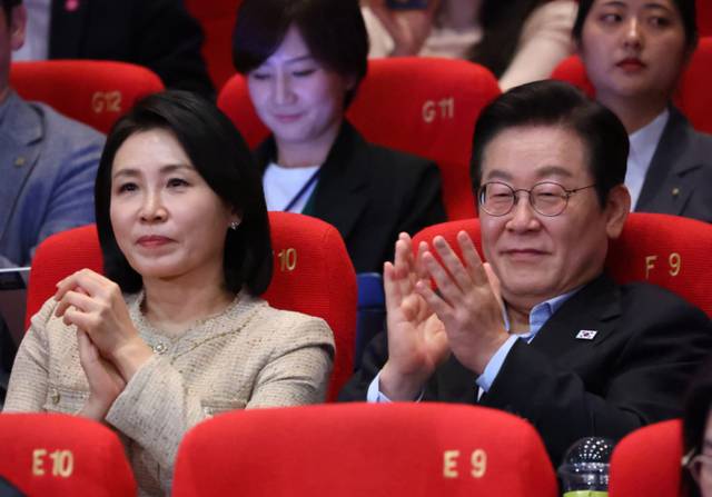 ▲ 이재명 대통령과 김혜경 여사가 20일 부산 해운대구 영화의전당에서 열린 부산국제영화제 공식상영작 ‘극장의 시간들’ 관람 후 박수를 치고 있다. 연합뉴스