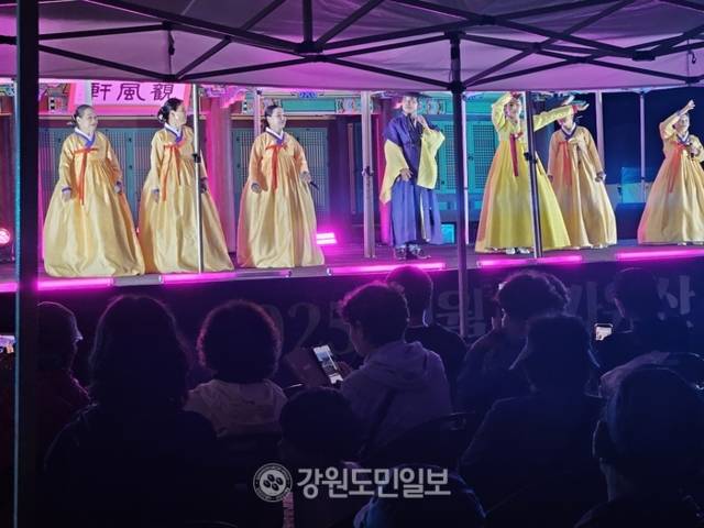 ▲ 영월부 관아 관풍헌에서 지역 예술인들의 아리랑 공연이 펼쳐지고 있다.