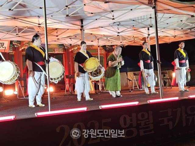 ▲ 김덕수 사물놀이패가 영월부 관아 관풍헌에서 흥겨운 공연으로 박수갈채를 받았다.