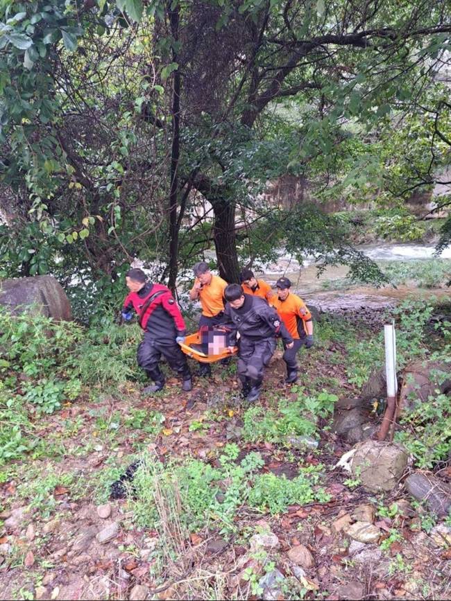 ▲ 20일 오후 3시 48분쯤 화천군 화천읍 풍산계곡에서 60대 A씨가 물에 빠져 숨졌다. 강원소방본부 제공