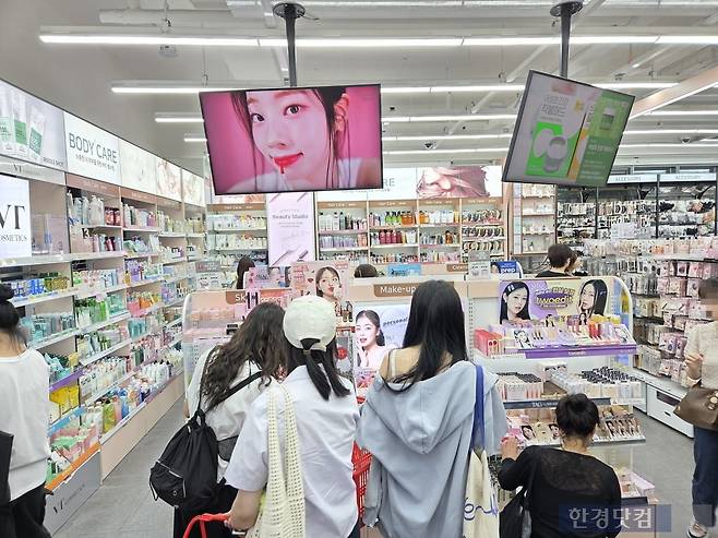 지난 18일 서울 마포구 소재 다이소 매장에서 고객들이 화장품을 고르고 있다./사진=박수림 기자