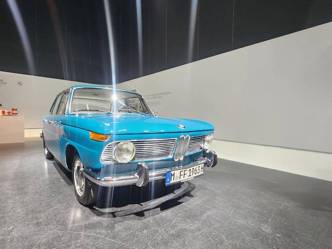 BMW 5시리즈의 전신인 BMW 1500. 노이어클라쎄 모델이다. 차량 전면 디자인이 뉴 iX3에 녹아있다. 사진=최수진 기자