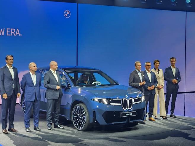 뉴 iX3와 올리버 집세 BMW그룹 회장 및 BMW그룹 임원진들. 사진=최수진 기자