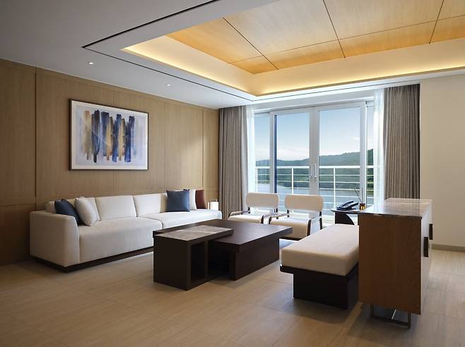 라한셀렉트 경주 프레지덴셜 스위트 이스트 거실.  /사진=라한호텔