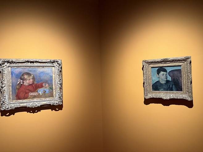 세잔의 작품과 르누아르의 작품은 인물의 동작이나 색채, 표정 등 모든 요소에서 대조를 이루고 있다. 이해원 기자