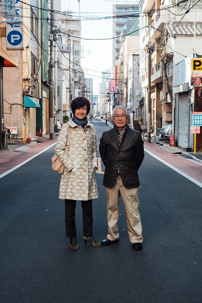 히데코는 아버지가 마지막으로 작은 레스토랑을 운영하던 10년이 부모님과 평온한 시간을 보냈던 마지막 한때였던 것 같다고 말했다.