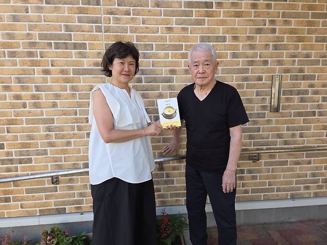 얼마 전 히데코는 일본 가나자와의 요양원을 찾아 91세의 아버지께 새 책을 전했다. 나카가와 히데코 제공
