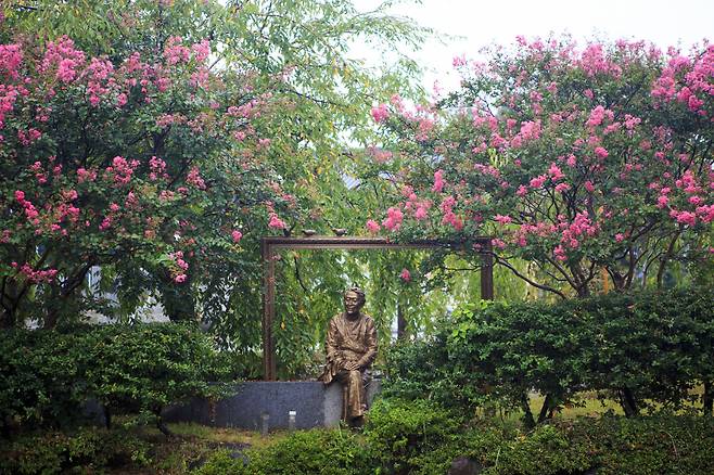 군립하정웅미술관은 재일교포 사업가 하정웅 선생이 평생 수집한 수천점의 미술품을 감상할 수 있는 공간이다.