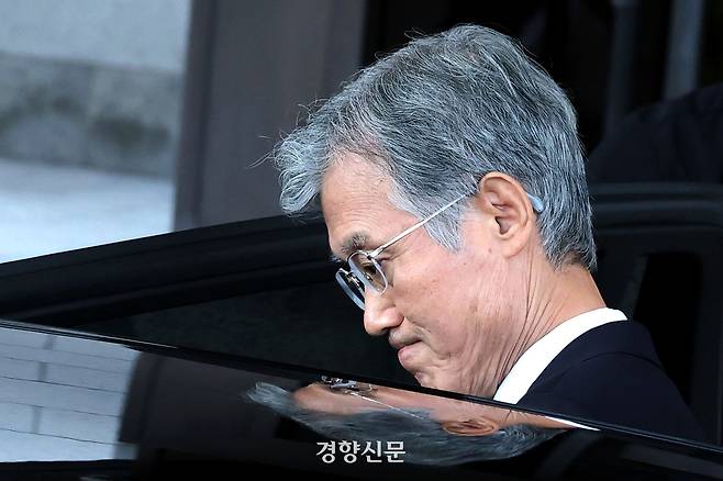 여당 인사들의 연이은 사퇴 압박을 받고 있는 조희대 대법원장이 15일 업무를 마치고 서울 서초구 대법원 청사를 나서고 있다. 한수빈 기자