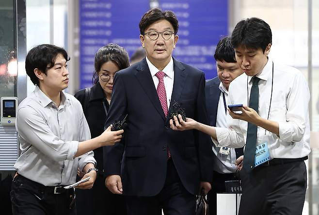 권성동 국민의힘 의원이 16일 서울중앙지법에서 구속 전 피의자심문(영장실질심사)을 마친 뒤 대기 장소인 서울구치소로 향하고 있다. 권 의원은 2022년 1월 통일교 측으로부터 윤석열 당시 국민의힘 대선 후보 지원 명목으로 통일교 사업 지원 청탁과 함께 현금 1억원을 수수한 혐의를 받는다. 연합뉴스