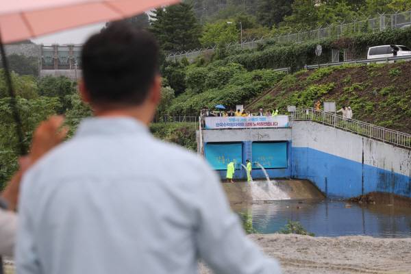 도암댐 비상 방류 지켜보는 시민들. 연합뉴스
