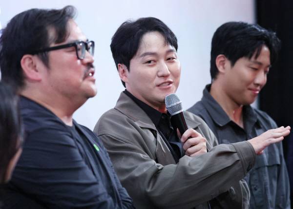 20일 부산 해운대구 영화의전당에서 열린 부산국제영화제 공식상영작 ‘극장의 시간들’ 관객과의 대화에서 1부 ‘침팬지’에 출연한 배우 김대명이 발언하고 있다. 왼쪽부터 이종필 감독, 김대명, 홍사빈. 연합뉴스