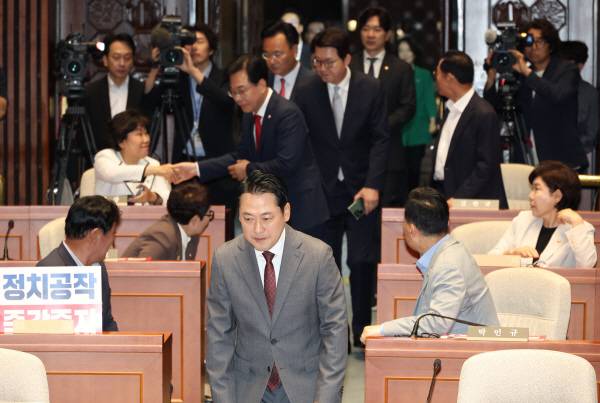 국민의힘 장동혁 대표가 19일 국회에서 열린 의원총회에 입장하고 있다. 연합뉴스