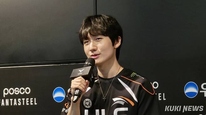 ‘피넛’ 한왕호가 20일 오후 3시 서울 종로구 롤파크 LCK 아레나에서 열린 ‘2025 LCK’ 플레이오프 승자조 3라운드 KT 롤스터와 경기가 끝난 뒤 기자회견에서 발언하고 있다. 김영건 기자