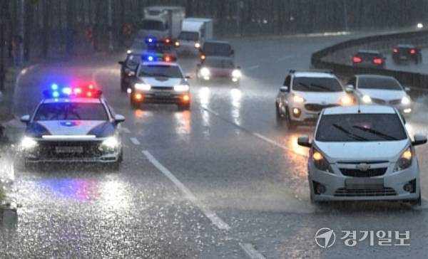 지난 16일 오후 수원특례시 장안구에 소나기성 집중호우가 쏟아지고 있다. 김시범기자