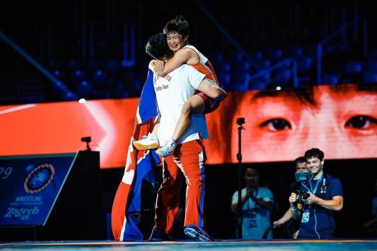 금메달 딴 뒤 기뻐하는 북한 여자 레슬링 원명경(가운데). 사진[연합뉴스]