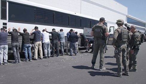 미국 조지아 주에 있는 현대자동차 배터리 공장 건설 현장서 단속 당하는 근로자들의 모습 [사진 = 연합뉴스]