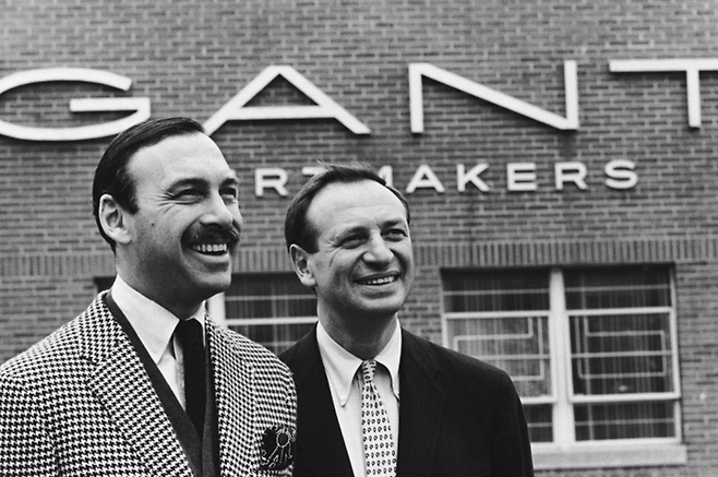 아버지의 사업을 이어받아 아이비 룩을 완성해버린 형제. 엘리엇 간트(왼쪽·1926~2016)와 마틴 간트(1921~1998)가 1960년대 뉴헤이븐의 간트 셔츠 공장 앞에서 만면에 미소 한 컷. [사진 출처=GANT]