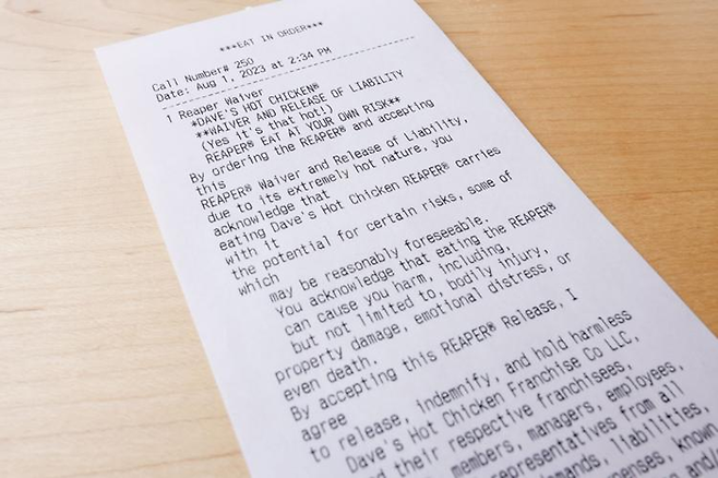 7단게 매운맛 ‘리퍼’를 먹기 위해 서명해야 하는 면책 서류. 무슨 일이 벌어지든 “At your own risk(본인 책임하에 주문)이라는 점을 명확하게 하고 있다. 사진=오찬종 기자