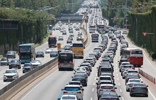 서울 서초구 잠원IC 인근 경부고속도로 상(왼쪽)·하행선에서 차량이 정체를 빚고 있다. [사진 = 연합뉴스]