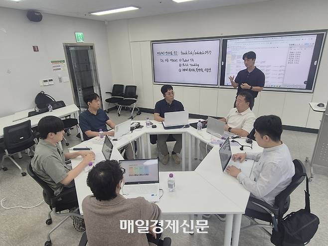 지난 17일 서울 광진구 건국대학교 서울 에듀테크 소프트랩에서 진행된 서울시교육청의 ‘인공지능(AI)·에듀테크 장애인교원지원단’ 연수 현장. 이용익 기자