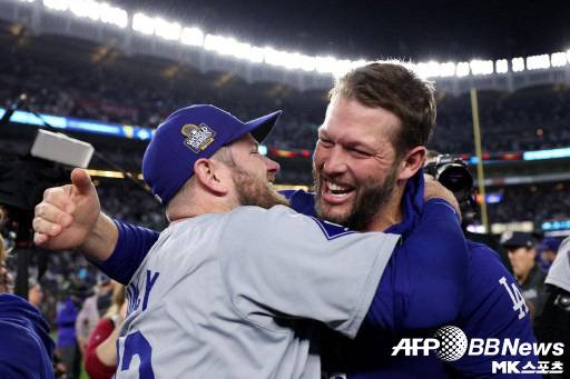 지난해 10월 월드시리즈 우승을 확정한 뒤 먼시와 커쇼가 기쁨을 나누는 모습. 사진=ⓒAFPBBNews = News1