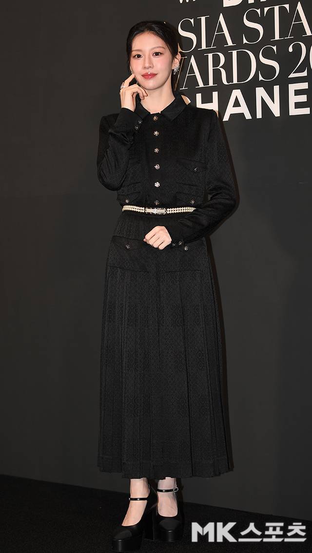 제30회 부산국제영화제 ‘2025 마리끌레르 아시아 스타 어워즈’가 18일 오후 부산 해운대구 파라다이스 호텔에서 열렸다. 포토타임 갖는 고윤정.