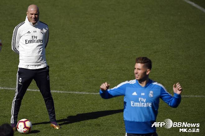 루카 지단(사진 오른쪽)을 바라보는 그의 아버지 지네딘 지단. 사진=AFPBBNews=News1